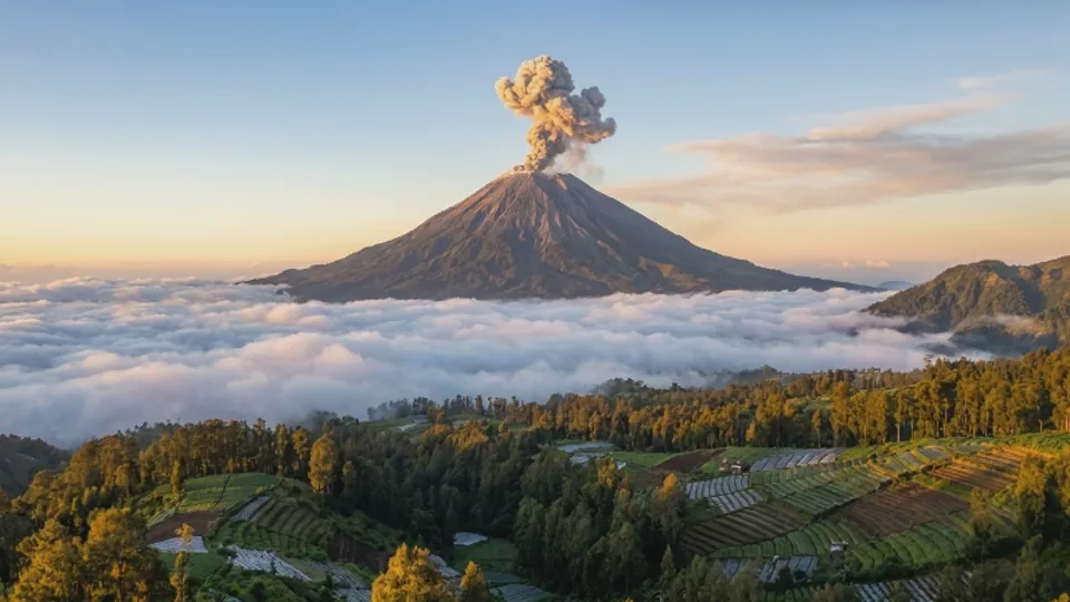Empat Gunung Api Indonesia Erupsi dalam Sehari: Anak Krakatau, Ibu, Ili Lewotolok, dan Semeru