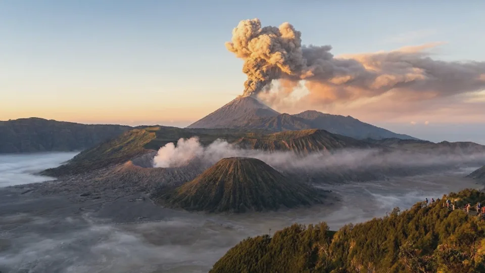 Gunung Semeru Erupsi, Kolom Abu 1.000 Meter, Warga Diminta Waspada