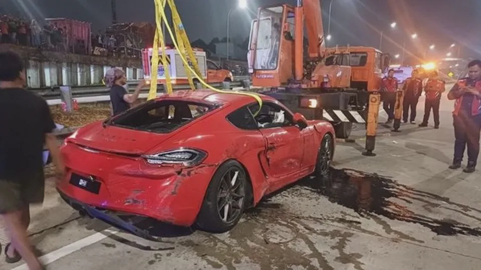 Kecelakaan Mobil Porsche Merah di Tol Desari KM 4 200 B