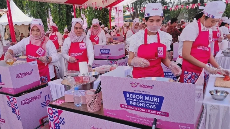 Pertamina Cetak Rekor MURI, Masak 8.100 Porsi Ayam Kecap Serentak di 8 Kota