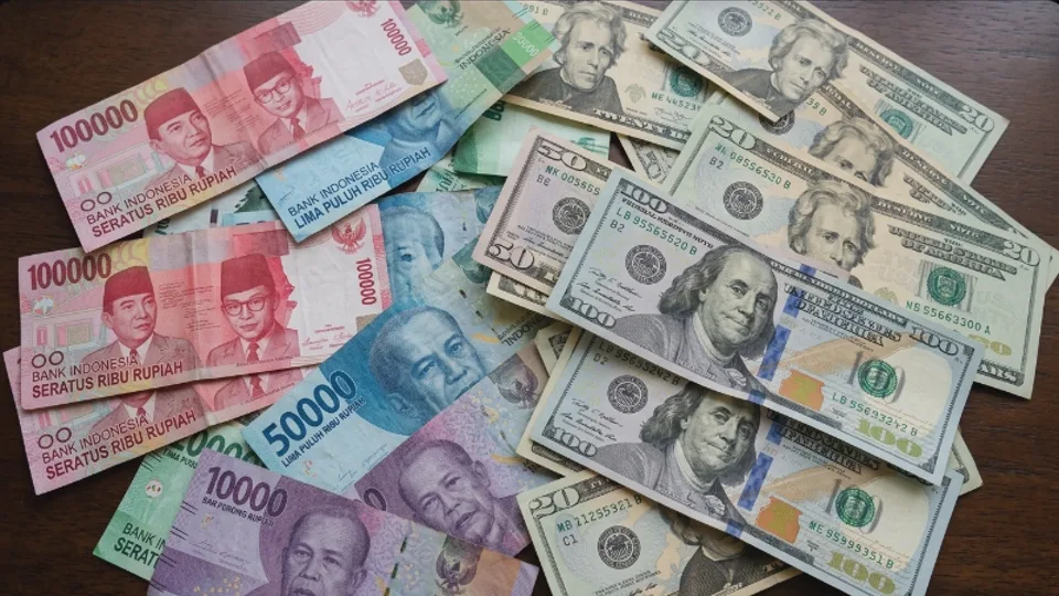 Rupiah Melemah ke Level 17.524,8 per Dolar AS pada Kamis Pagi